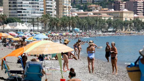Ba&ntilde;istas disfrutan de la playa de La Malagueta, donde M&aacute;laga y provincia est&aacute; en aviso naranja por altas temperaturas. En M&aacute;laga (Andaluc&iacute;a, Espa&ntilde;a), a 28 de agosto de 2020.