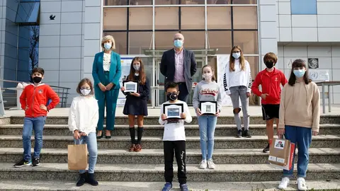 La consejera de Educaci&oacute;n, Marina Lomb&oacute; (PRC), con los ganadores del certamen 'Meteoescuela'