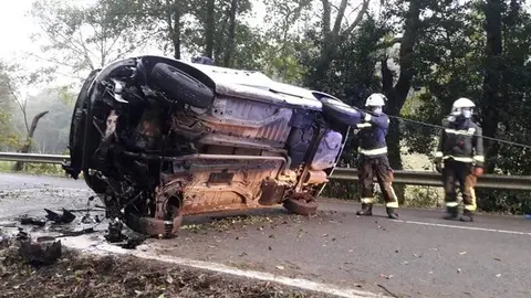 Coche volcado en la carretera