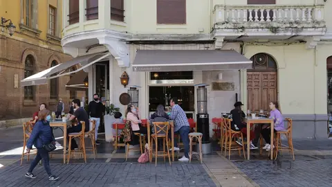 Varias personas disfrutan en la terraza de un bar durante el d&iacute;a en el que entran en vigor las medidas de restricci&oacute;n de la movilidad en la ciudad de Le&oacute;n, Castilla y Le&oacute;n (Espa&ntilde;a) a 7 de octubre de 2020.