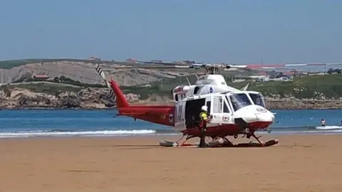 Helic&oacute;ptero 112 en la playa de La Concha en Suances