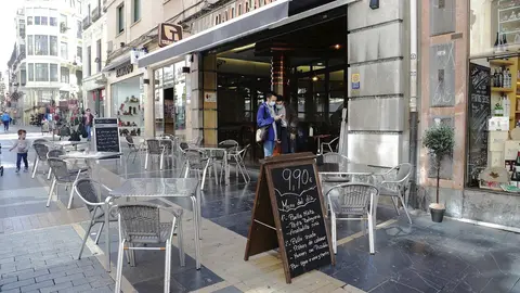Terraza de un bar vac&iacute;a durante el d&iacute;a en el que entran en vigor las medidas de restricci&oacute;n de la movilidad en la ciudad de Le&oacute;n, Castilla y Le&oacute;n (Espa&ntilde;a) a 7 de octubre de 2020