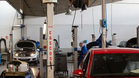 Imagen del interior de un taller de veh&iacute;culos.
