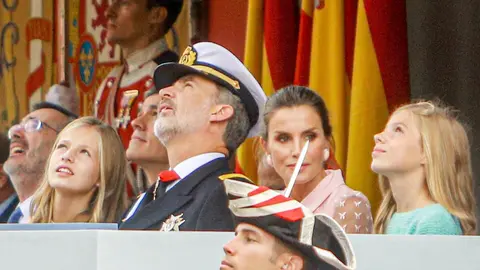 Los Reyes Felipe y Letizia, la princesa Leonor y la infanta Sof&iacute;a en el desfile del 12 de octubre de 2019