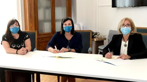 Firma del convenio con la UNED