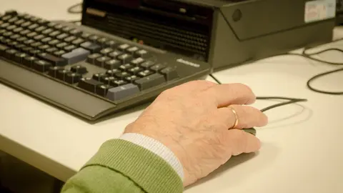 Mayor con un ordenador. Archivo