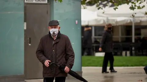 Transe&uacute;ntes pasean por una calle de Pamplona protegidos con mascarilla debido a la crisis sanitaria del Covid-19, en Pamplona, Navarra, (Espa&ntilde;a), a 11 de octubre de 2020.