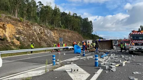 Accidente en A Pobra do Carami&ntilde;al de un cami&oacute;n que transportaba bloques de cemento.