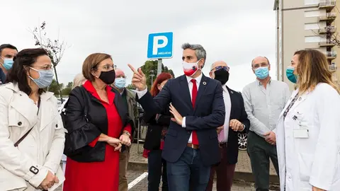 El vicepresidente y consejero de Universidades, Igualdad, Cultura y Deporte, Pablo Zuloaga, acompa&ntilde;ado por el consejero de Sanidad, Miguel Rodr&iacute;guez, visitan el Hospital de Laredo