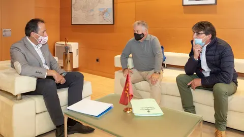 El consejero de Obras P&uacute;blicas, Ordenaci&oacute;n del Territorio y Urbanismo, Jos&eacute; Luis Gochicoa, recibe al alcalde de Villaescusa, Constantino Fern&aacute;ndez