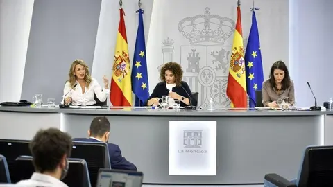 El Consejo de Ministros ha aprobado este martes dos leyes que buscan reducir la brecha salarial de g&eacute;nero en las empresas espa&ntilde;olas presentada por la ministra de Trabajo y Econom&iacute;a Social, Yolanda D&iacute;az, y la ministra de Igualdad, Irene Montero