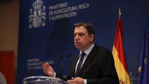 El ministro de Agricultura, Pesca y Alimentaci&oacute;n, Luis Planas ofrece una rueda de prensa en la sede del Ministerio 