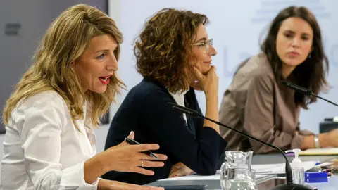 De izquierda a derecha, la ministra de Trabajo, Yolanda D&iacute;az; la ministra portavoz y de Hacienda, Mar&iacute;a Jes&uacute;s Montero; y la ministra de Igualdad, Irene Montero, en rueda de prensa tras el Consejo de Ministros de este martes