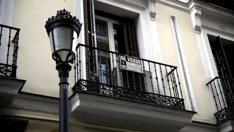 Cartel en un inmueble indicando que est&aacute; a la venta en una ciudad de Espa&ntilde;a.