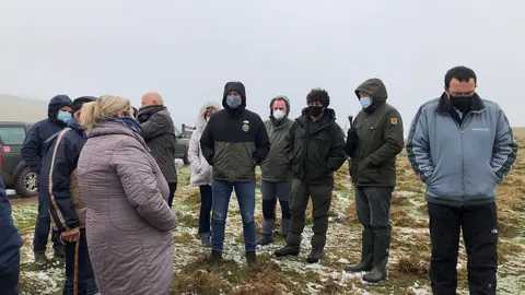 El consejero Guillermo Blanco con los alcaldes de la mancomunidad Campoo-Cabu&eacute;rniga en el puerto de Sejos
