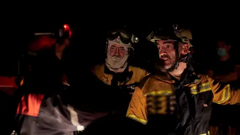 Efectivos de bomberos trabajando para extinguir un incendio forestal producido entre las localidades de Gazolaz y Arazuri, a escasos 5 kil&oacute;metros de Pamplona, donde han llegado el humo y las cenizas. En Gazolaz (Navarra), a 8 de agosto de 2020.