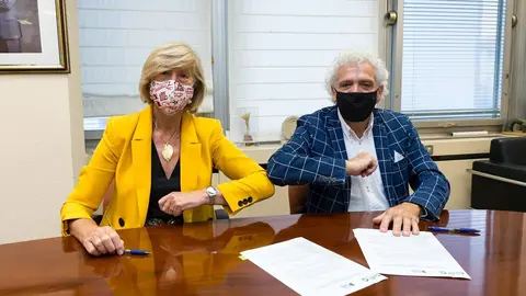 La consejera de Educaci&oacute;n, FP y Turismo, Marina Lomb&oacute;, con el presidente de la Asociaci&oacute;n de Hosteler&iacute;a de Cantabria, &Aacute;ngel Cuevas