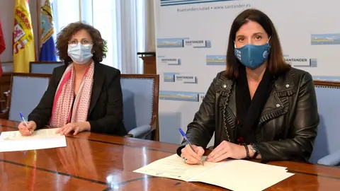 La alcaldesa de Santander, Gema Igual, y la presidenta de C&aacute;ritas, Sonsoles L&oacute;pez