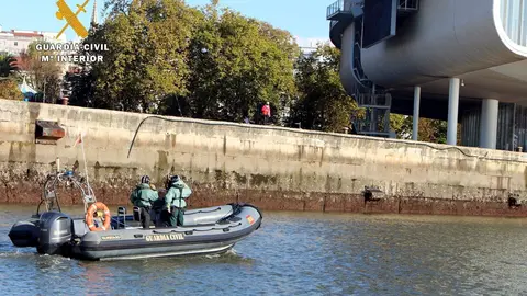 Embarcaci&oacute;n de la Guardia Civil frente al Centro Bot&iacute;n