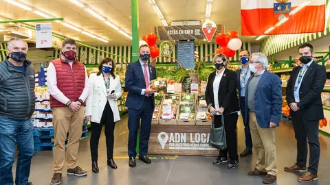 El consejero de Desarrollo Rural, Guillermo Blanco, en Makro