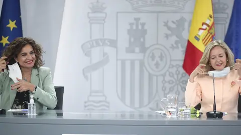 La ministra portavoz y de Hacienda, Mar&iacute;a Jes&uacute;s Montero (i), y la vicepresidenta y ministra de Asuntos Econ&oacute;micos y para la Digitalizaci&oacute;n, Nadia Calvi&ntilde;o.