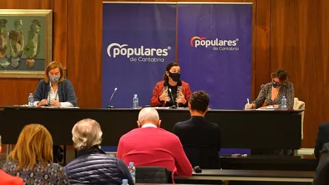 Comit&eacute; Ejecutivo del PP de Cantabria presidido por la l&iacute;der del partido en la comunidad, Mar&iacute;a Jos&eacute; S&aacute;enz de Buruaga (centro)