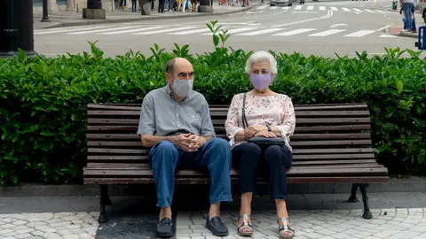 Pareja de ancianos con mascarillas 