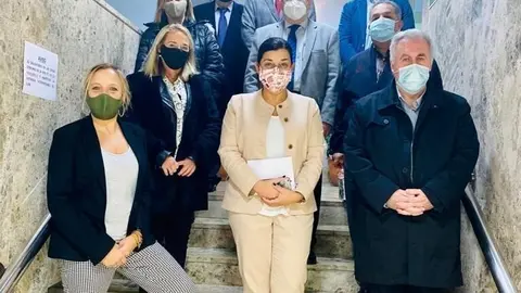 La presidenta del PP de Cantabria, Mar&iacute;a Jos&eacute; S&aacute;enz de Buruaga (centro) y la diputada Isabel Urrutia (izda) con representantes de CERMI, el Banco de Alimentos Infantiles, Nuevo Futuro y la Plataforma Roman&eacute;s.