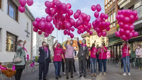 Suelta de globos para visibilizar el c&aacute;ncer de mama