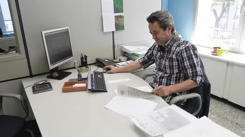 Un empleado en una oficina.