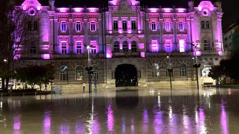 La  fachada del Ayuntamiento de Santander iluminada de rosa