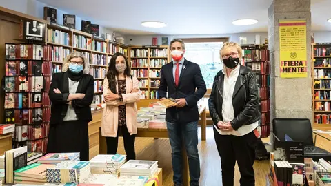 El vicepresidente, Pablo Zuloaga, en la Librer&iacute;a Gil informado sobre Bono Cooltura