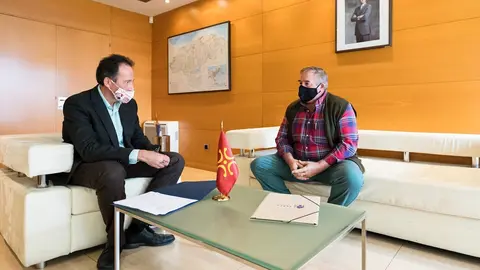 El consejero de Obras P&uacute;blicas, Ordenaci&oacute;n del Territorio y Urbanismo, Jos&eacute; Luis Gochicoa, se re&uacute;ne con el alcalde de Luena, Jos&eacute; &Aacute;ngel Ruiz