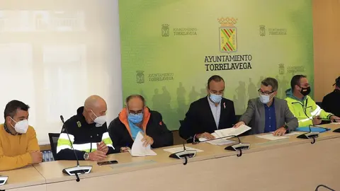 Firma convenio Aguas Torrelavega