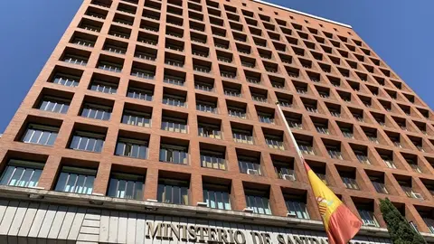 Sede del Ministerio de Sanidad con la bandera de Espa&ntilde;a a media asta en recuerdo de los fallecidos con COVID-19, en el periodo de diez d&iacute;as de luto decretado por el Gobierno.