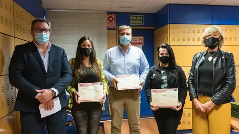 La consejera de Educaci&oacute;n, Formaci&oacute;n Profesional y Turismo, Marina Lomb&oacute;, entrega los premios del concurso de emprendimiento de FP