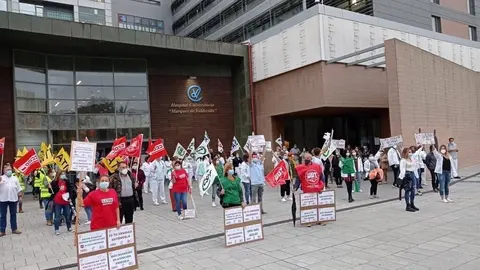 Concentraci&oacute;n convocada por los sindicatos frente al Hospital Valdecilla