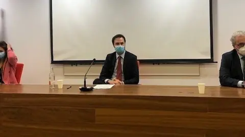 Rueda de prensa del Sindicato M&eacute;dico de Cantabria, el Colegio de M&eacute;dicos, la Asociaci&oacute;n de MIRes de Cantabria y el Consejo de Estudiantes de Medicina de apoyo a la huelga del d&iacute;a 27