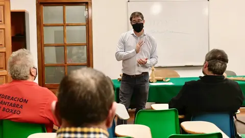 P&eacute;rez Manso se re&uacute;ne con los clubes de f&uacute;tbol que usan instalaciones municipales