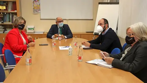 El consejero de Sanidad, Miguel Rodr&iacute;guez, con la alcaldesa de Camargo, Esther Bolado, y dos miembros de su equipo