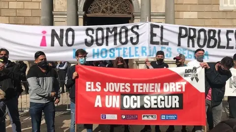 Representantes del sector del ocio nocturno y de la restauraci&oacute;n protestan en la Plaza Sant Jaume de Barcelona