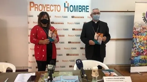 La directora de Proyecto Hombre, Elo&iacute;sa Velarde, y el obispo de Santander, Manuel S&aacute;nchez Monge, presentan la memoria de Proyecto Hombre de 2019