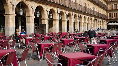 Pocas personas en una terraza de la Plaza Mayor de Salamanca 