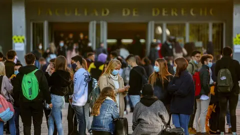Varios j&oacute;venes charlan antes de entrar a clase en la Facultad de Derecho de la Universidad Complutense en el Campus Universitario de Moncloa en Ciudad Universitaria, en Madrid