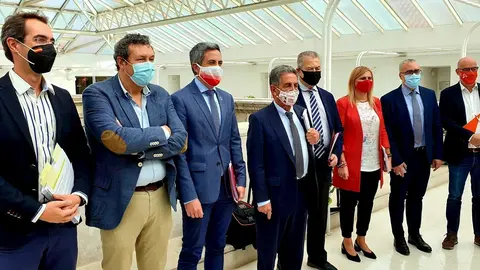 El presidente de Cantabria, Miguel &Aacute;ngel Revilla; el vicepresidente, Pablo Zuloaga y la consejera de Econom&iacute;a y Hacienda, Mar&iacute;a S&aacute;nchez, con los representantes de los grupos parlamentarios