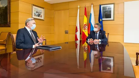 El presidente de Cantabria, Miguel &Aacute;ngel Revilla, con el embajador de Rusia en Espa&ntilde;a, Yuri Korchagin