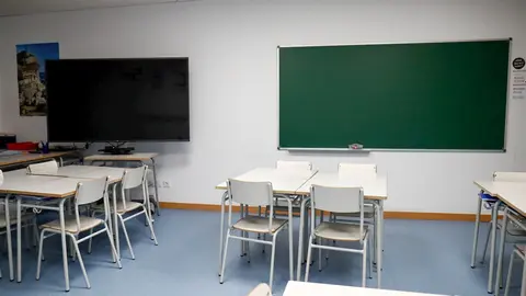 Sillas y mesas de un aula en el interior del Colegio Nobelis de Valdemoro, que debido a la pandemia del coronavirus tendr&aacute; que acondicionar sus aulas con medidas de distanciamiento e higiene para el nuevo curso escolar 2019-2020. En Valdemoro, Madrid (Esp