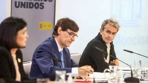 (I-D) La ministra de Pol&iacute;tica Territorial y Funci&oacute;n P&uacute;blica, Carolina Darias; el ministro de Sanidad, Salvador Illa; y el director del Centro de Coordinaci&oacute;n de Alertas y Emergencias Sanitarias (CCAES), Fernando Sim&oacute;n, comparecen en rueda de prensa en Mon