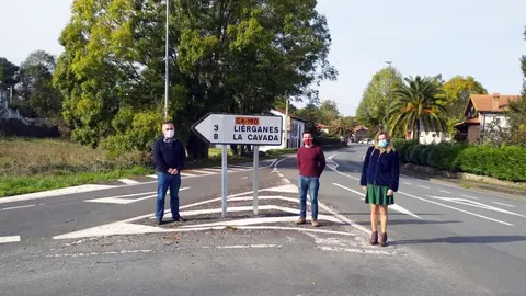 Los concejales y el senador auton&oacute;mico en la zona donde plantean la rotonda de P&aacute;manez
