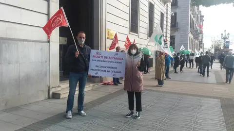 Concentraci&oacute;n gu&iacute;as de Altamira ante Delegaci&oacute;n del Gobierno